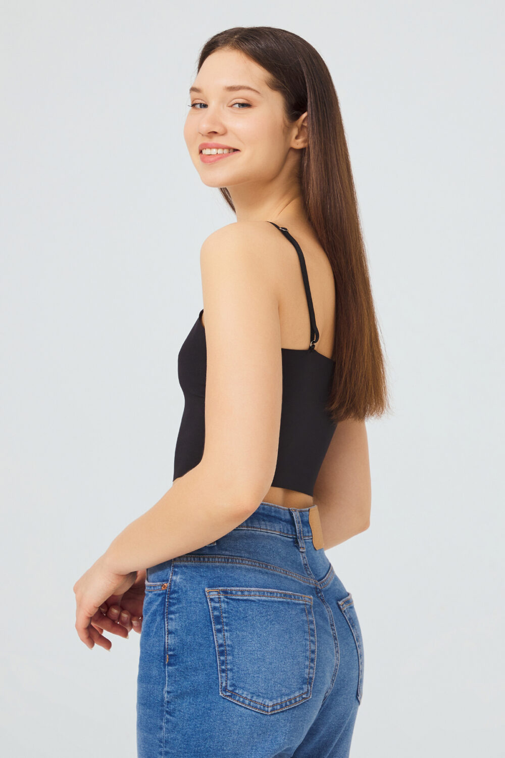 Γυναικείο crop-top μπλουζάκι CottonHill με λεπτή τιράντα μαύρο