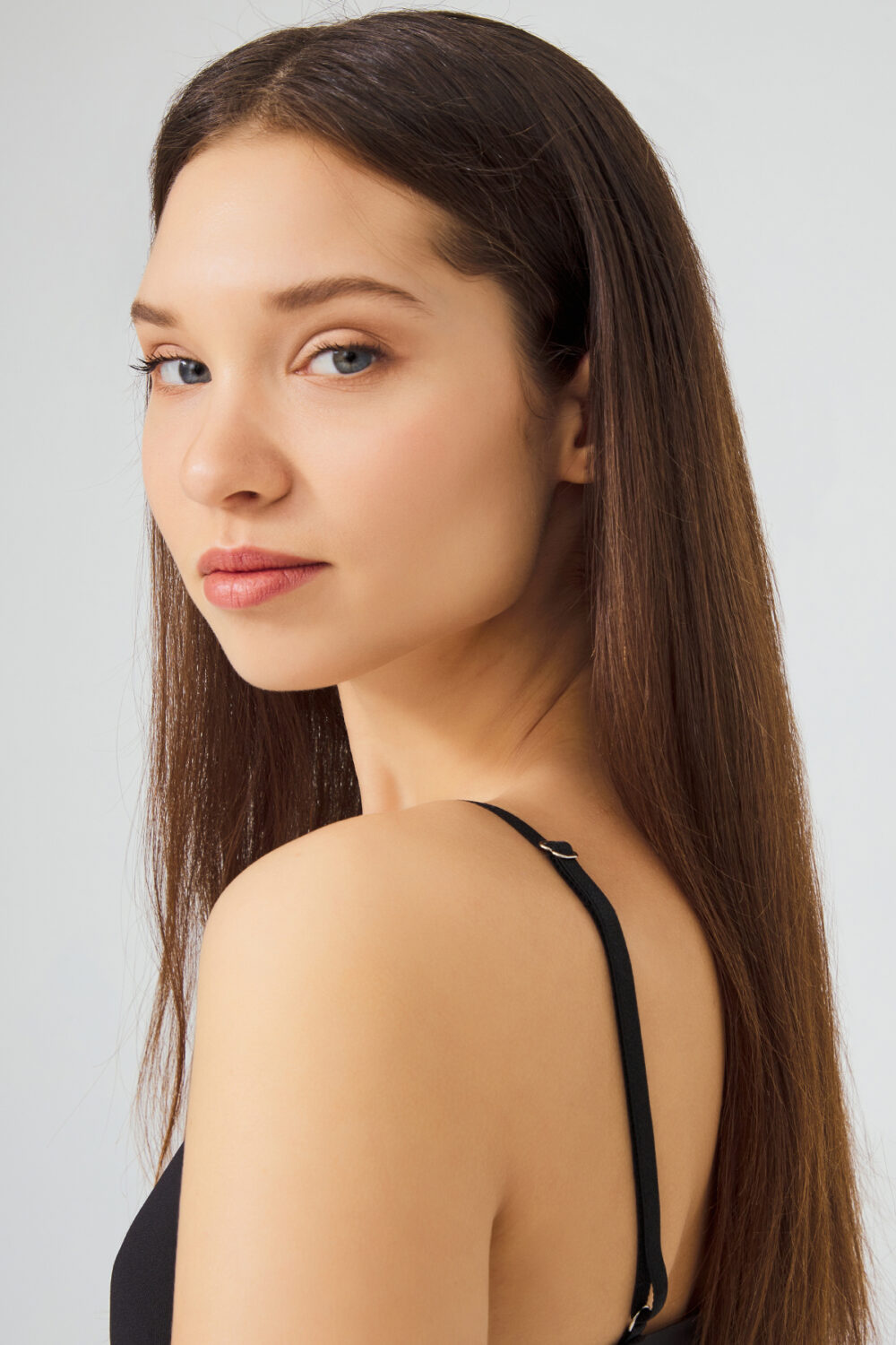 Γυναικείο crop-top μπλουζάκι CottonHill με λεπτή τιράντα μαύρο